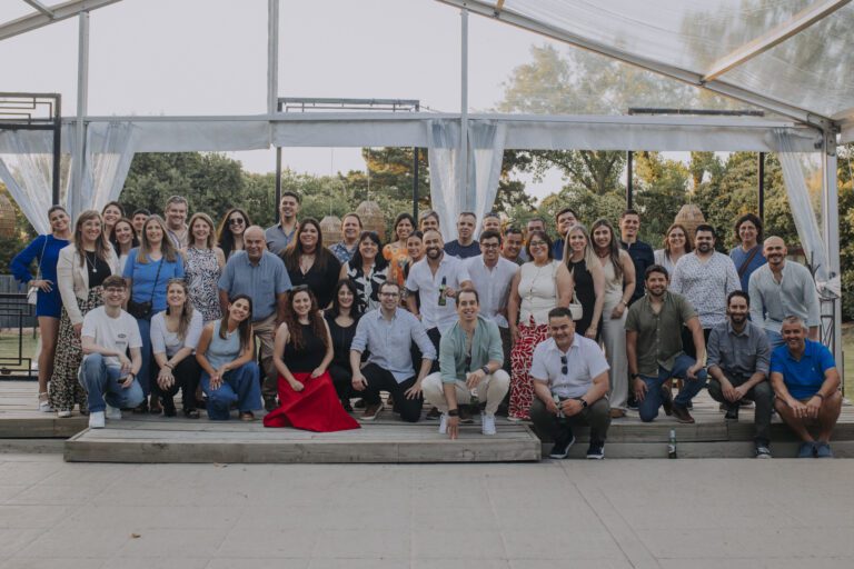 Equipo de Datalogic reunido al aire libre